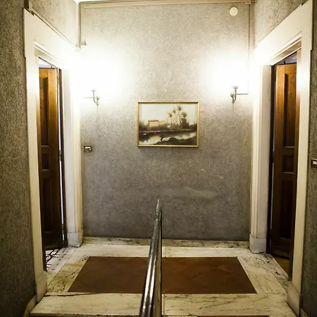 Piazza Di Spagna Апартаменты *